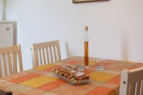 2 - Modern Apartment With Garden, 80m From Beach