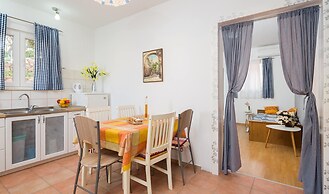 2 - Modern Apartment With Garden, 80m From Beach