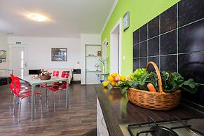 1 - Modern apt w big Garden & Terrace w. sea View