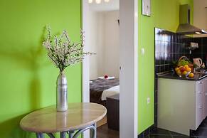 1 - Modern apt w big Garden & Terrace w. sea View