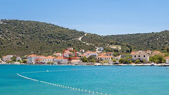 3 - Modern Apartment With Garden, 80m From Beach