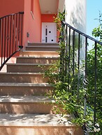 3 - Modern Apartment With Garden, 80m From Beach