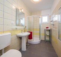 3 - Modern Apartment With Garden, 80m From Beach