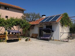 A4 Cozy Apartment w big Garden, Balcony & Grill