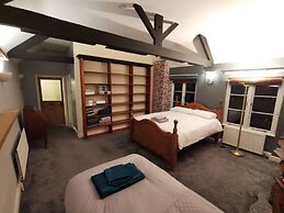 Huge 6-bed Apartment in Darlington Centre