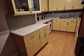 House - Sleeps up to 14 & Parking Available
