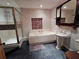 Huge 6-bed Apartment in Darlington Centre