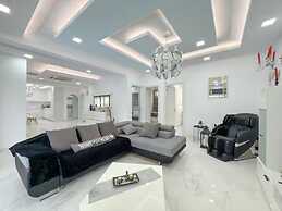 6 Bed Villa - Sleeps 15 - Pets - Pool - Jacuzzi