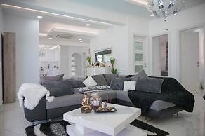 Diamond Luxury Villa Corfu Heat Pool and Jakuzzi