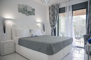 Diamond Luxury Villa Corfu Heat Pool and Jakuzzi