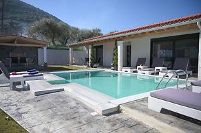 Diamond Luxury Villa Corfu Heat Pool and Jakuzzi