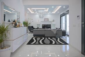 Diamond Luxury Villa Corfu Heat Pool and Jakuzzi
