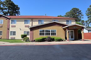 HomeTown Inn & Suites