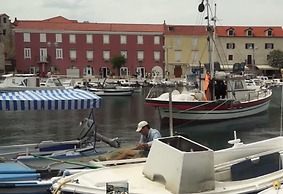 A1 - apt With Terrace, Best Location in Supetar