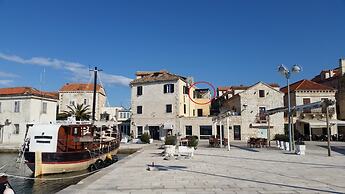 A1 - apt With Terrace, Best Location in Supetar