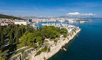 Close to Znjan Beach, Spacious Studio With Balcony