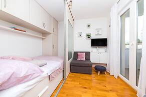 Close to Znjan Beach, Spacious Studio With Balcony