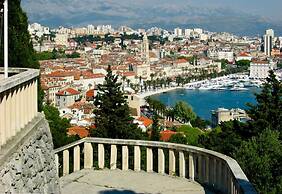 Close to Znjan Beach, Spacious Studio With Balcony