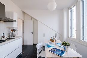 MyHomeInComo - Modern Luxury Attic