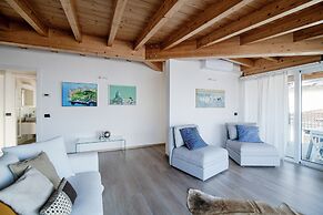 MyHomeInComo -  White Attic