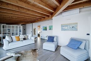 MyHomeInComo -  White Attic