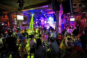 Seventeen Saloon Hotel