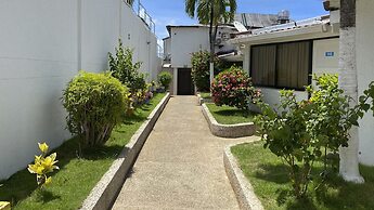 Hotel On Vacation Blue Reef