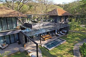 El Mangroove Papagayo, Autograph Collection