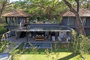 El Mangroove Papagayo, Autograph Collection