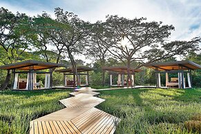 El Mangroove Papagayo, Autograph Collection