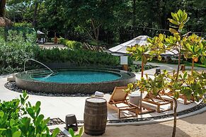 El Mangroove Papagayo, Autograph Collection