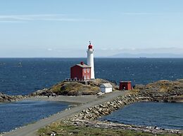 Birds of a Feather Victoria Oceanfront Studio Suites