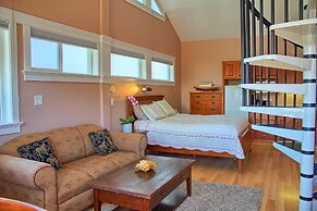 Birds of a Feather Victoria Oceanfront Studio Suites