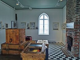 Birds of a Feather Victoria Oceanfront Studio Suites