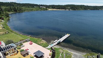 Birds of a Feather Victoria Oceanfront Studio Suites