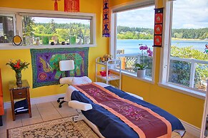 Birds of a Feather Victoria Oceanfront Studio Suites