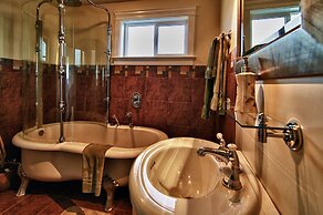 Birds of a Feather Victoria Oceanfront Studio Suites