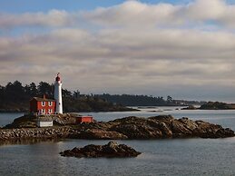 Birds of a Feather Victoria Oceanfront Studio Suites