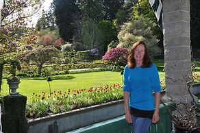 Birds of a Feather Victoria Oceanfront Studio Suites