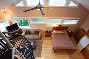 Birds of a Feather Victoria Oceanfront Studio Suites