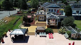 Birds of a Feather Victoria Oceanfront Studio Suites