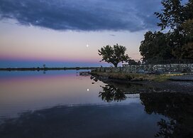 Birds of a Feather Victoria Oceanfront Studio Suites