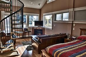 Birds of a Feather Victoria Oceanfront Studio Suites