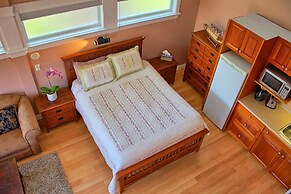 Birds of a Feather Victoria Oceanfront Studio Suites