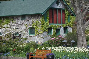 Birds of a Feather Victoria Oceanfront Studio Suites