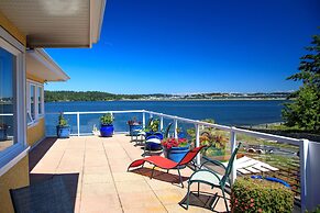 Birds of a Feather Victoria Oceanfront Studio Suites