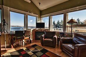 Birds of a Feather Victoria Oceanfront Studio Suites