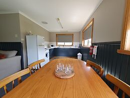 Lake Yalleena Nature Retreat