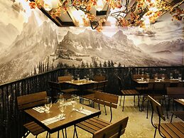 Golden Prince Hotel and Suites