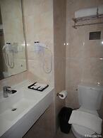 Golden Prince Hotel and Suites